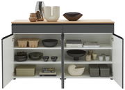 Frontale Ansicht eines geöffneten Sideboards mit zwei Türen, gefüllt mit dekorativen Objekten wie Vasen, Schalen und Büchern auf den Regalböden.