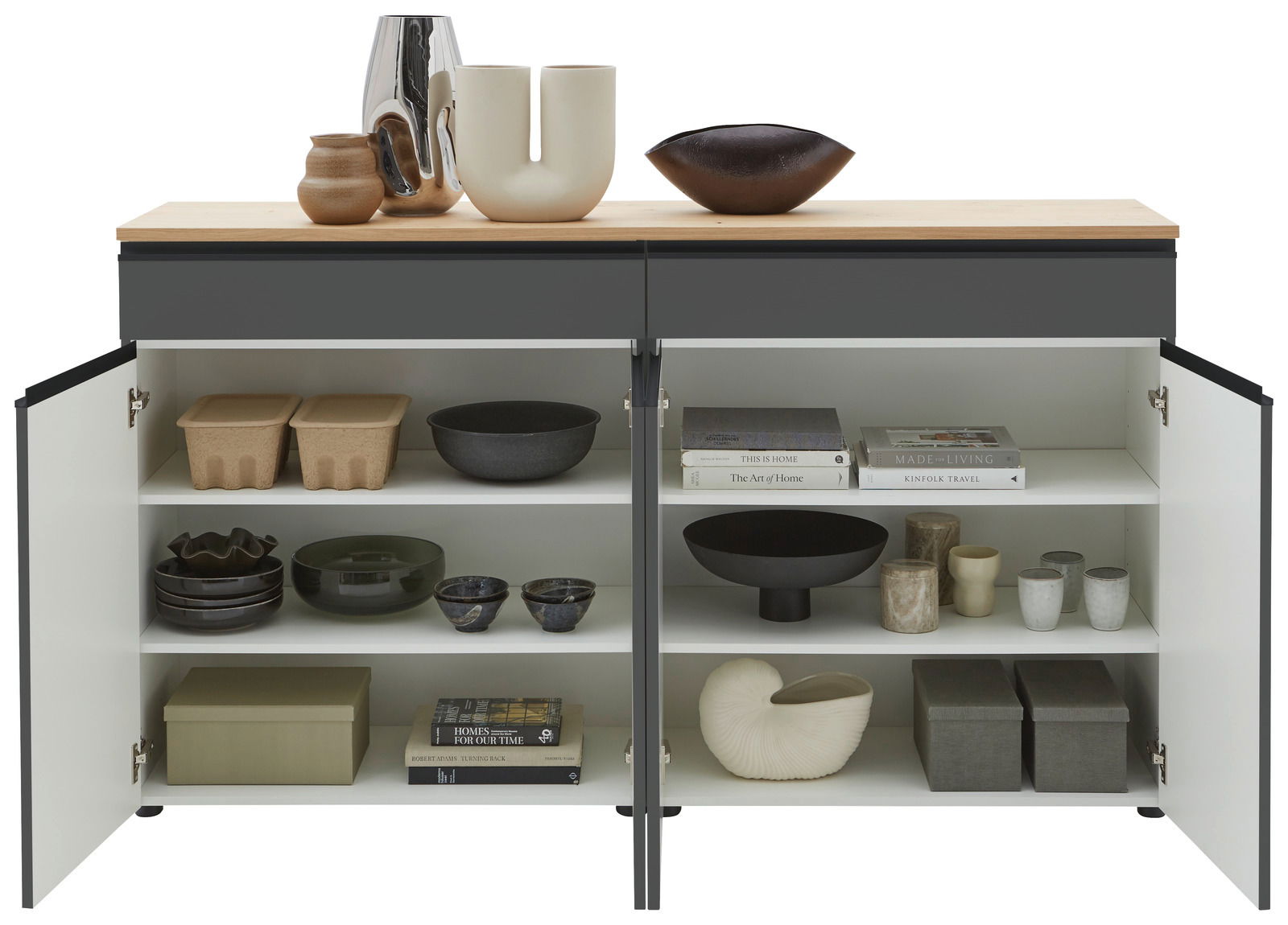 Frontale Ansicht eines geöffneten Sideboards mit zwei Türen, gefüllt mit dekorativen Objekten wie Vasen, Schalen und Büchern auf den Regalböden.