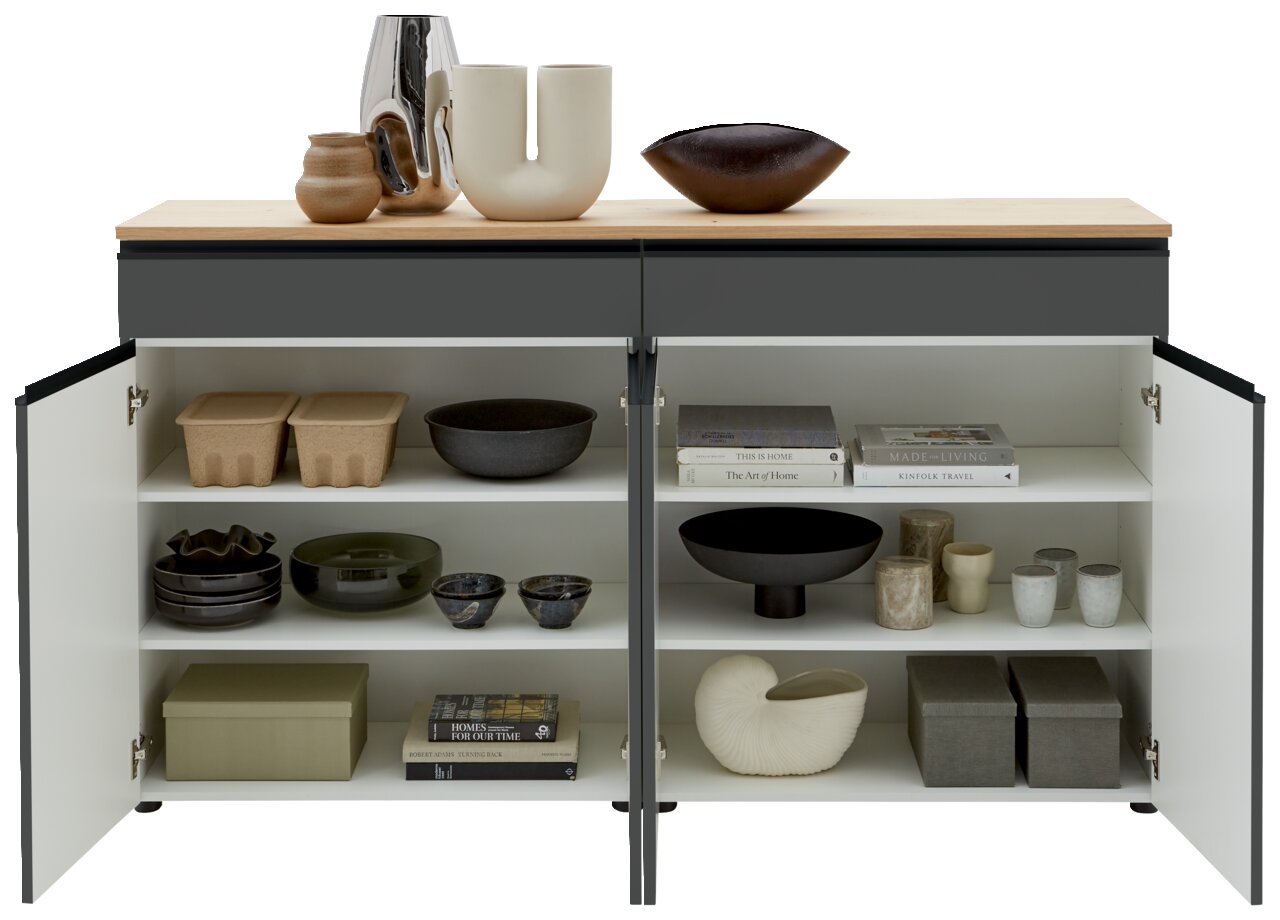 Frontale Ansicht eines geöffneten Sideboards mit zwei Türen, gefüllt mit dekorativen Objekten wie Vasen, Schalen und Büchern auf den Regalböden.