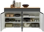 Frontale Ansicht eines geöffneten Sideboards mit zwei Türen, gefüllt mit dekorativen Objekten wie Vasen, Schalen und Büchern auf den Regalböden.