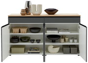 Frontale Ansicht eines geöffneten Sideboards mit zwei Türen, gefüllt mit dekorativen Objekten wie Vasen, Schalen und Büchern auf den Regalböden.