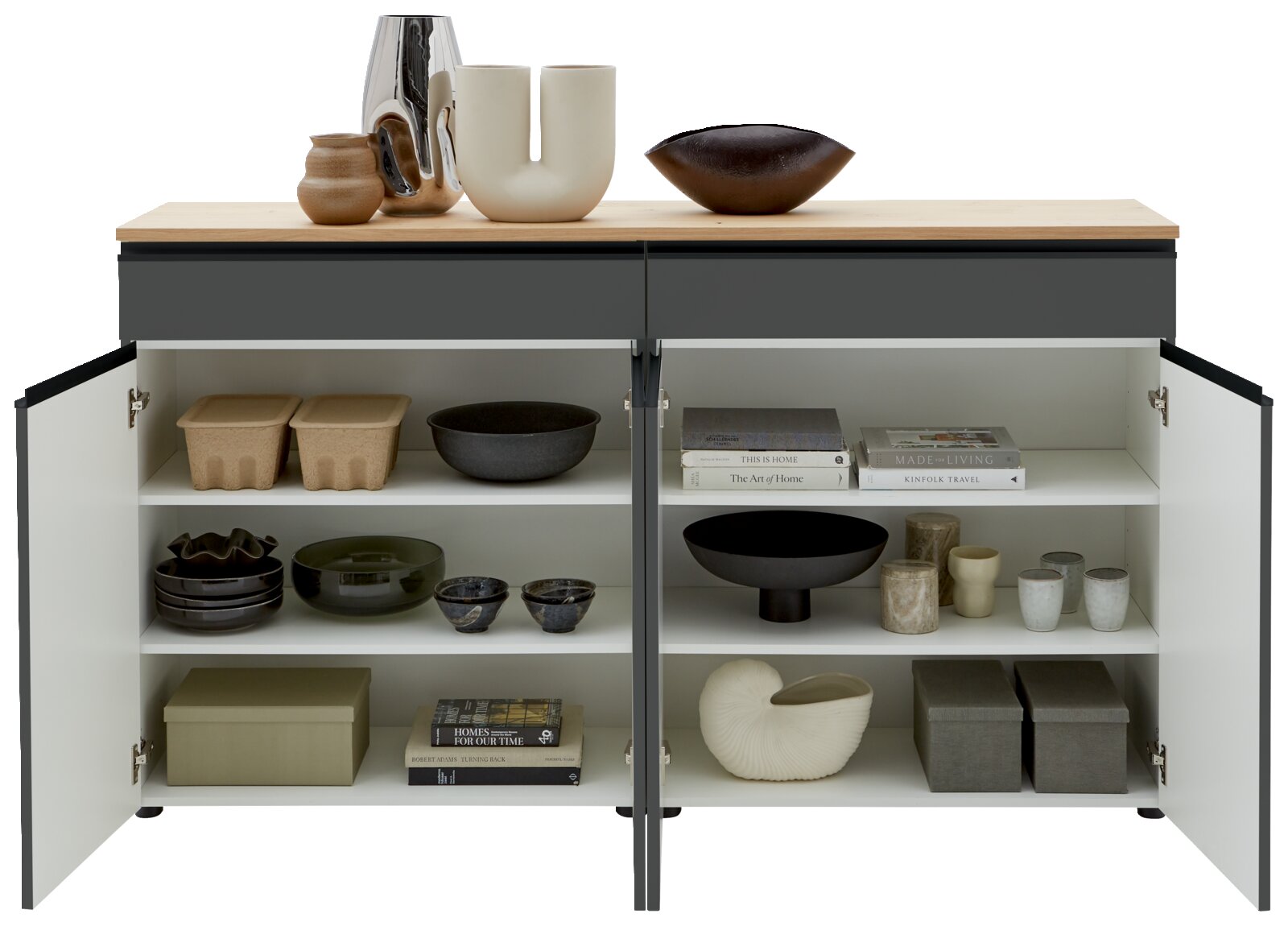 Frontale Ansicht eines geöffneten Sideboards mit zwei Türen, gefüllt mit dekorativen Objekten wie Vasen, Schalen und Büchern auf den Regalböden.