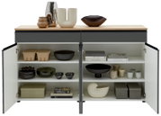 Vooraanzicht van een open dressoir met twee deuren, gevuld met decoratieve voorwerpen zoals vazen, schalen en boeken op de planken.
