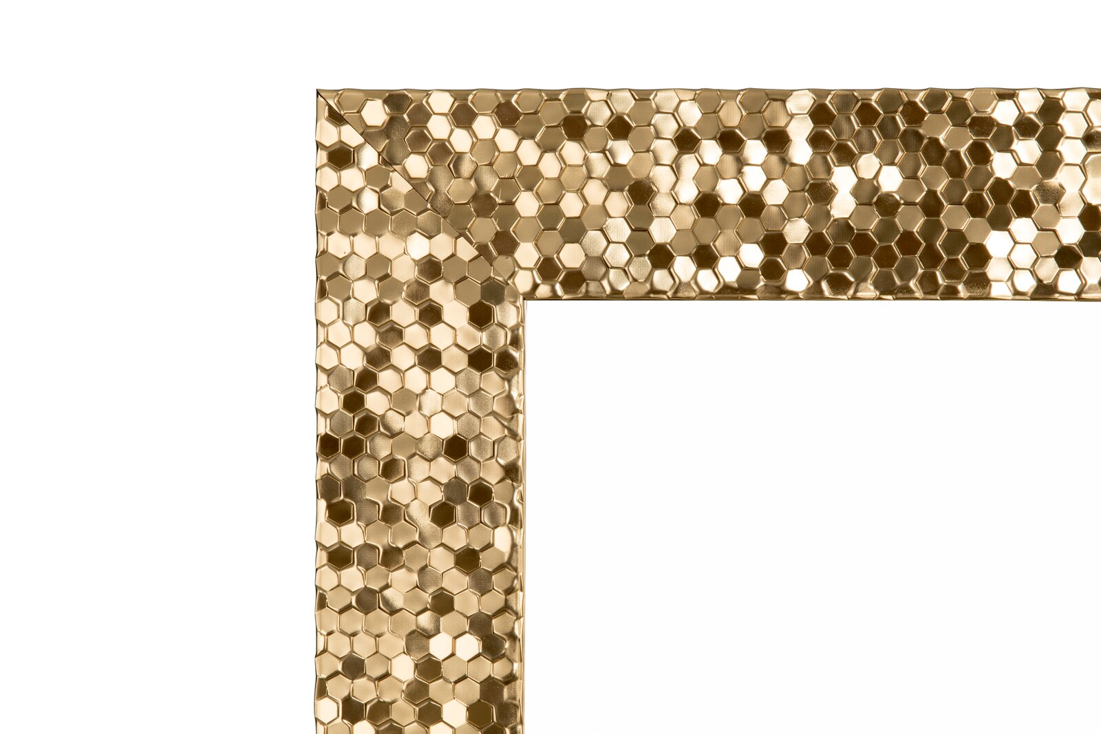 Nahaufnahme eines goldenen Spiegels mit sechseckigem Muster auf dem Rahmen, Perspektive von der Ecke.