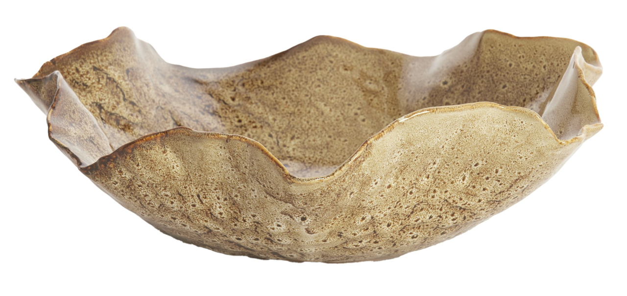 Schale aus Keramik mit unregelmäßiger, wellenförmiger Kante in einer seitlichen Perspektive.