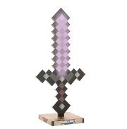 Minecraft-Dekoschwert im pixeligen Design mit lila Klinge auf Standfuß mit Minecraft-Logo, frontal aus leicht erhöhter Perspektive vor weißem Hintergrund