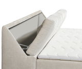 Nahaufnahme eines Boxspringbetts mit geöffnetem Stauraum im Kopfteil, seitliche Perspektive