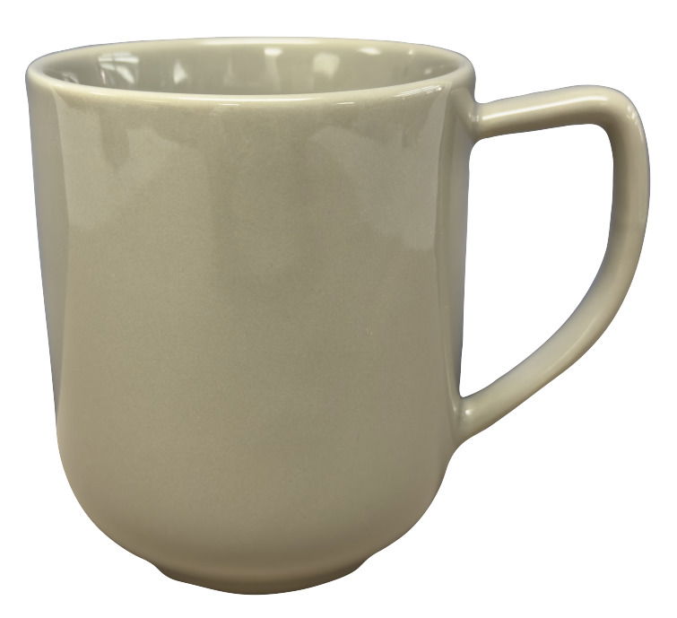 Beigefarbener Kaffeebecher mit Henkel, seitliche Perspektive