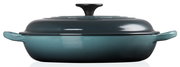 Seitliche Ansicht einer 26 cm großen Servierpfanne in der Farbe Ocean mit Deckel und zwei Griffen.