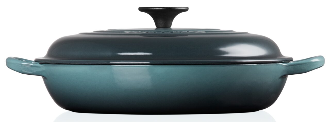 Seitliche Ansicht einer 26 cm großen Servierpfanne in der Farbe Ocean mit Deckel und zwei Griffen.