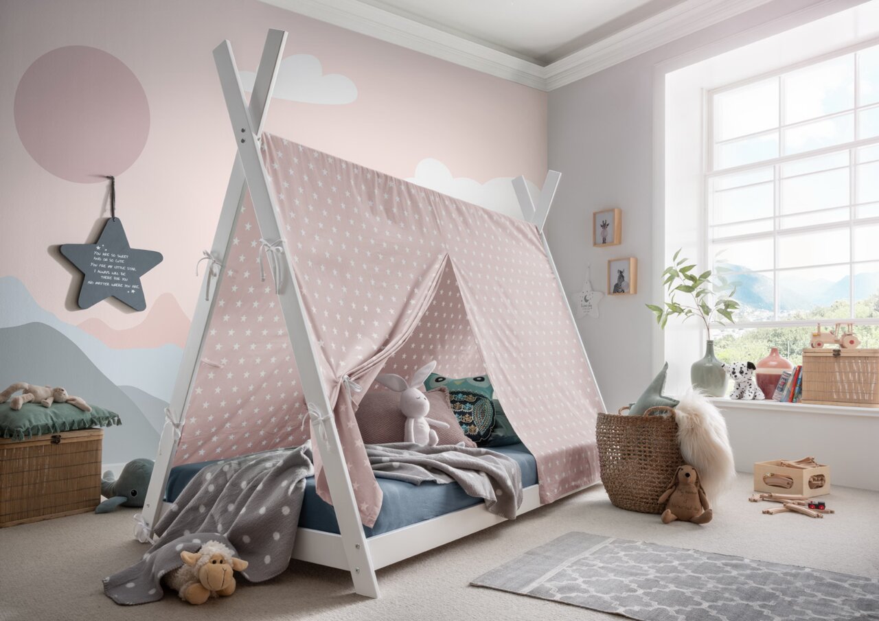 Zurbrüggen Stoffdach PINOCCHIO Kinderzimmer mit einem Stoffdach in Zeltform über einem Bett, dekoriert mit Kuscheltieren und Decken, seitliche Perspektive