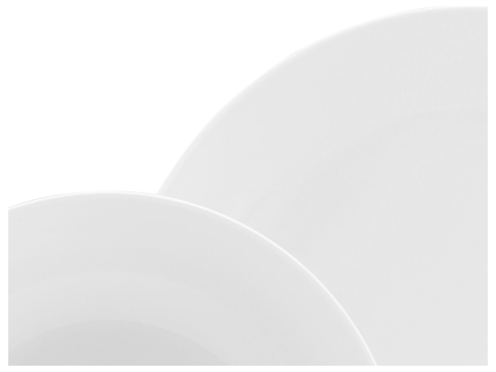 Nahaufnahme von zwei weißen Porzellantellern aus einem 18-teiligen Kaffeeservice, die übereinander liegen.