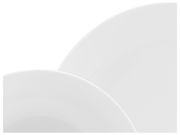 Nahaufnahme von zwei weißen Porzellantellern aus einem 18-teiligen Kaffeeservice, die übereinander liegen.