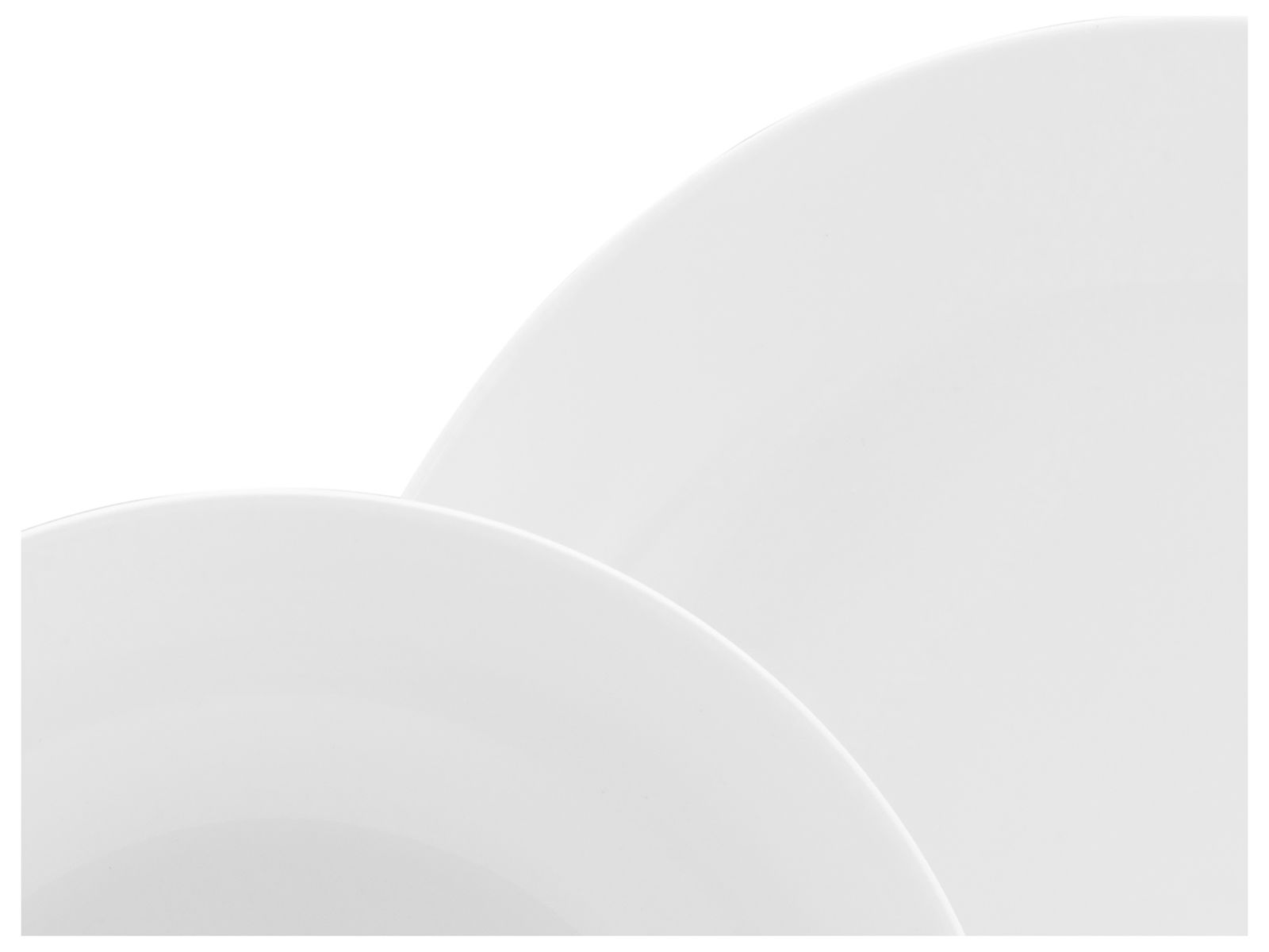 Nahaufnahme von zwei weißen Porzellantellern aus einem 18-teiligen Kaffeeservice, die übereinander liegen.