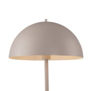 Weiße, moderne Stehlampe mit halbkugelförmigem Schirm und warmem Lichtschein, Nahaufnahme von vorne leicht von unten vor grauem Hintergrund