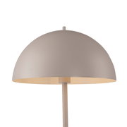 Weiße, moderne Stehlampe mit halbkugelförmigem Schirm und warmem Lichtschein, Nahaufnahme von vorne leicht von unten vor grauem Hintergrund