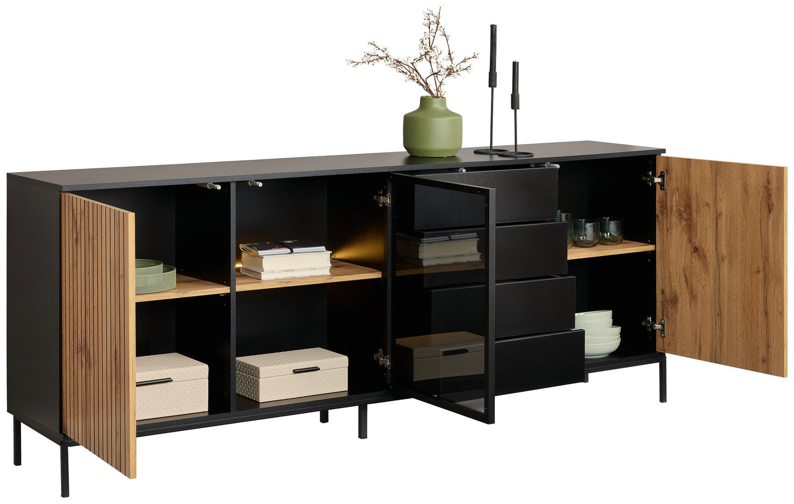 XL-Sideboard mit offenen Türen, zeigt Regale mit Büchern, Boxen und Geschirr, dekoriert mit einer Vase und Kerzenhaltern, seitliche Perspektive.