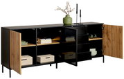 XL-Sideboard mit offenen Türen, zeigt Regale mit Büchern, Boxen und Geschirr, dekoriert mit einer Vase und Kerzenhaltern, seitliche Perspektive.
