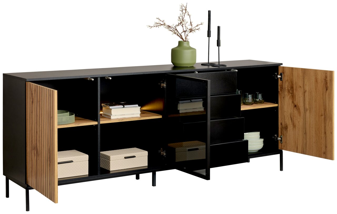 XL-Sideboard mit offenen Türen, zeigt Regale mit Büchern, Boxen und Geschirr, dekoriert mit einer Vase und Kerzenhaltern, seitliche Perspektive.