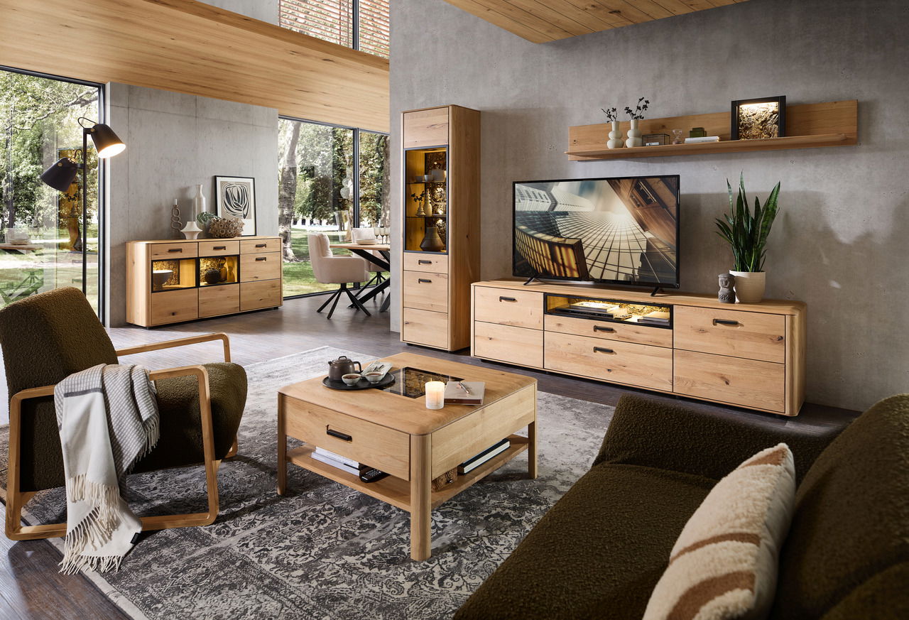 Moderner Couchtisch aus Holz in einem stilvollen Wohnzimmer, frontal betrachtet.