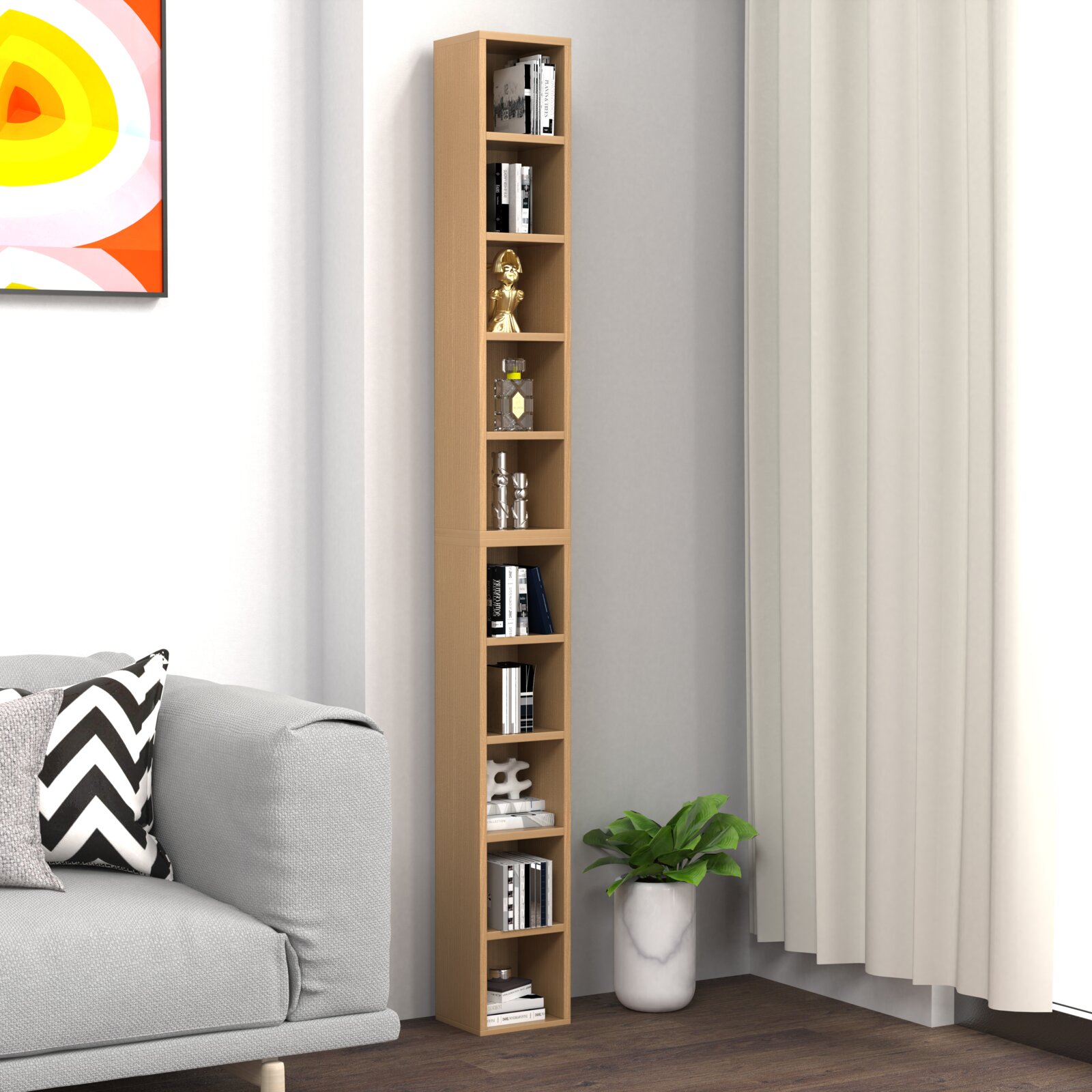 Schmales, hohes Standregal in heller Holzoptik mit mehreren offenen Fächern, dekoriert mit Büchern und Deko im Wohnzimmer neben Sofa und Vorhang, Ansicht leicht schräg von vorn.