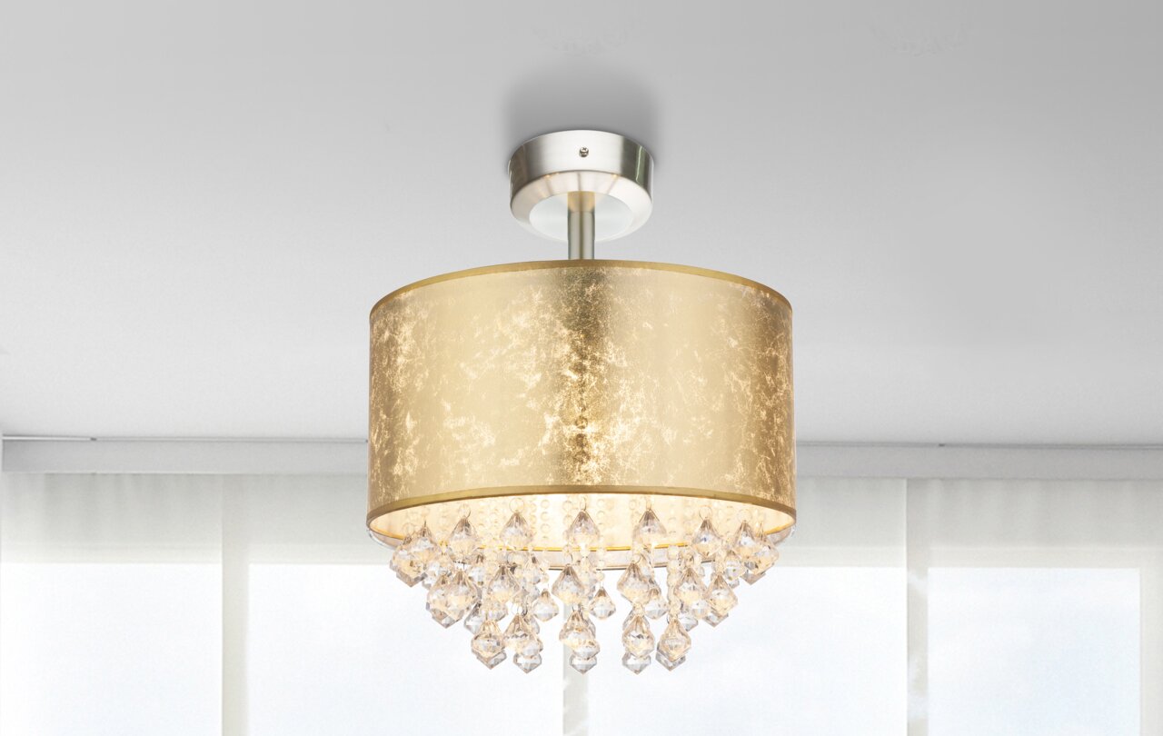 Deckenleuchte mit goldfarbenem Schirm und Kristallanhängern, Ansicht von unten.