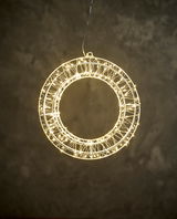 Leuchtender LED-Kranz mit 30 cm Durchmesser, frontal betrachtet, vor einem dunklen Hintergrund hängend.