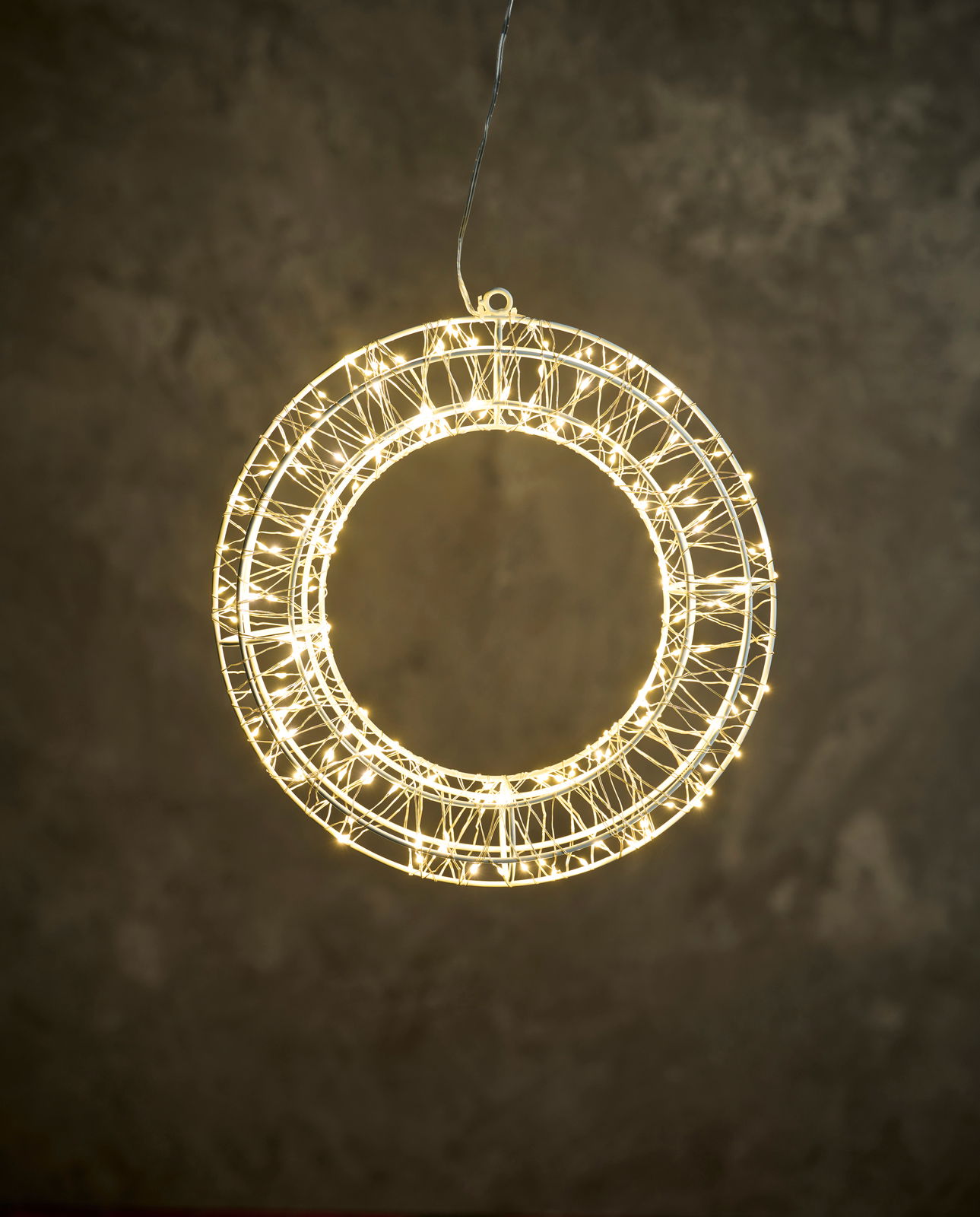 Leuchtender LED-Kranz mit 30 cm Durchmesser, frontal betrachtet, vor einem dunklen Hintergrund hängend.