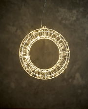 Leuchtender LED-Kranz mit 30 cm Durchmesser, frontal betrachtet, vor einem dunklen Hintergrund hängend.