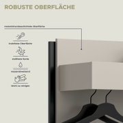 Infografik zur robusten, melaminharzbeschichteten Oberfläche eines hellen Möbelpaneels mit Icons für kratzfest, stoßfeste Kante, wasserabweisend und leicht zu reinigen; Detailansicht aus schräger Frontperspektive.