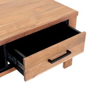 Nahaufnahme eines Couchtisches aus Holz mit geöffneter Schublade, die einen schwarzen Innenraum zeigt. Perspektive von oben.