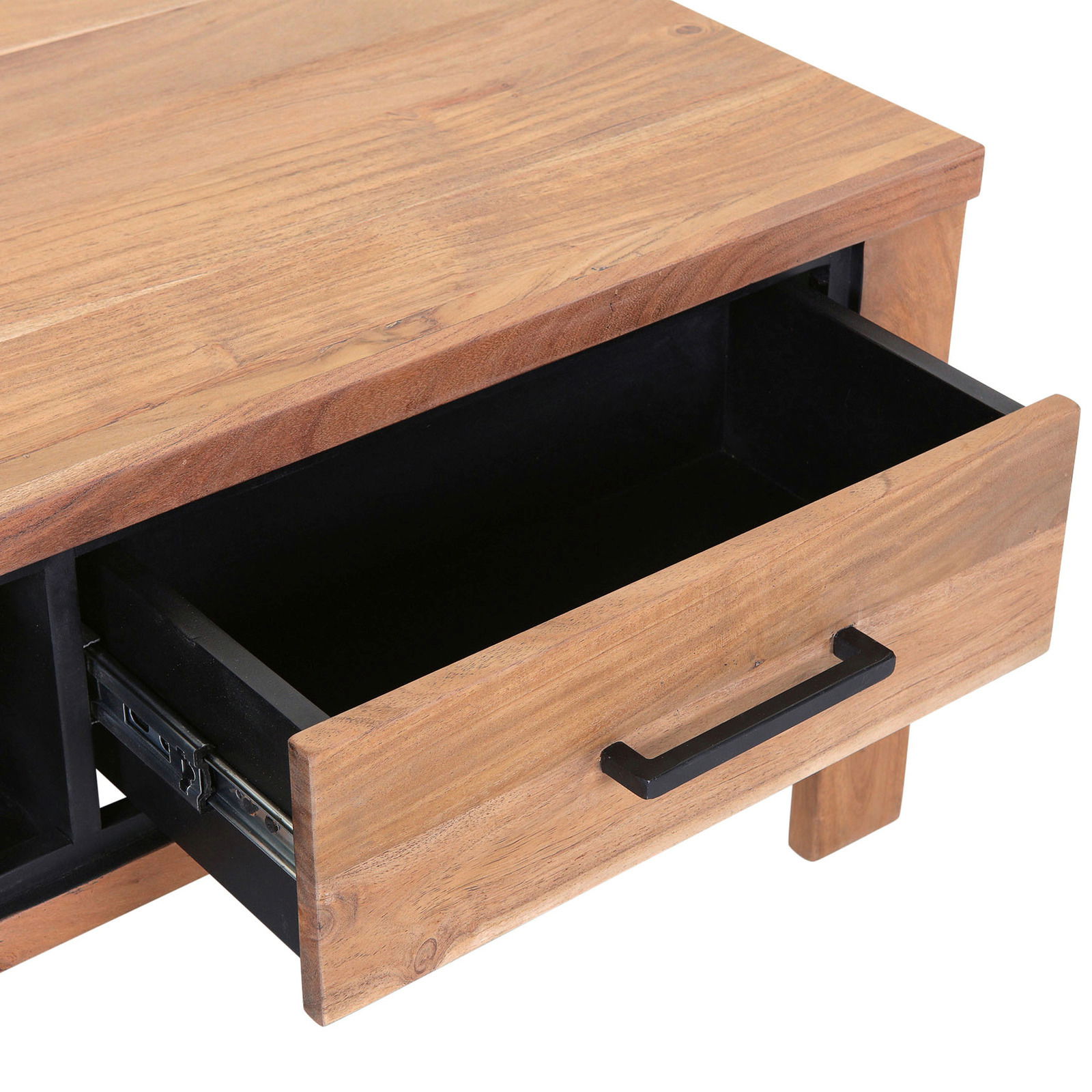 Nahaufnahme eines Couchtisches aus Holz mit geöffneter Schublade, die einen schwarzen Innenraum zeigt. Perspektive von oben.