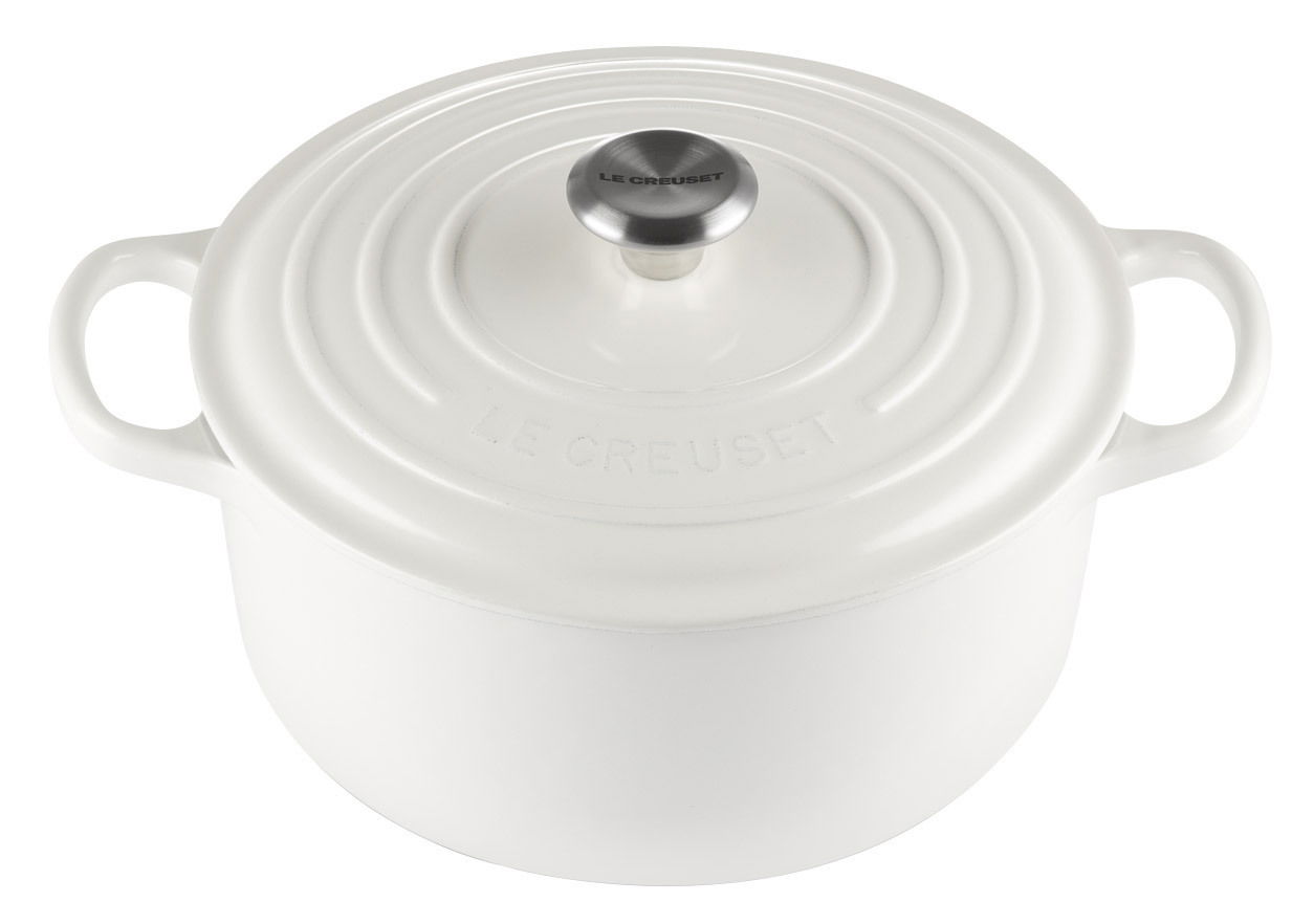 Weißer runder Bräter von Le Creuset mit zwei Griffen und einem Deckel mit Edelstahlknauf, aus der Vogelperspektive.