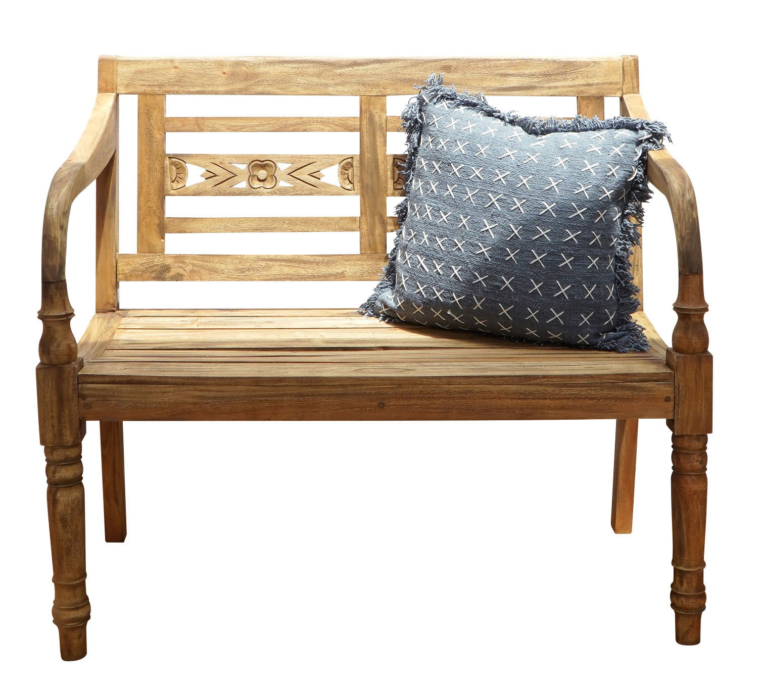 Vorderansicht einer zweisitzigen Gartenbank aus Holz mit dekorativem Kissen.