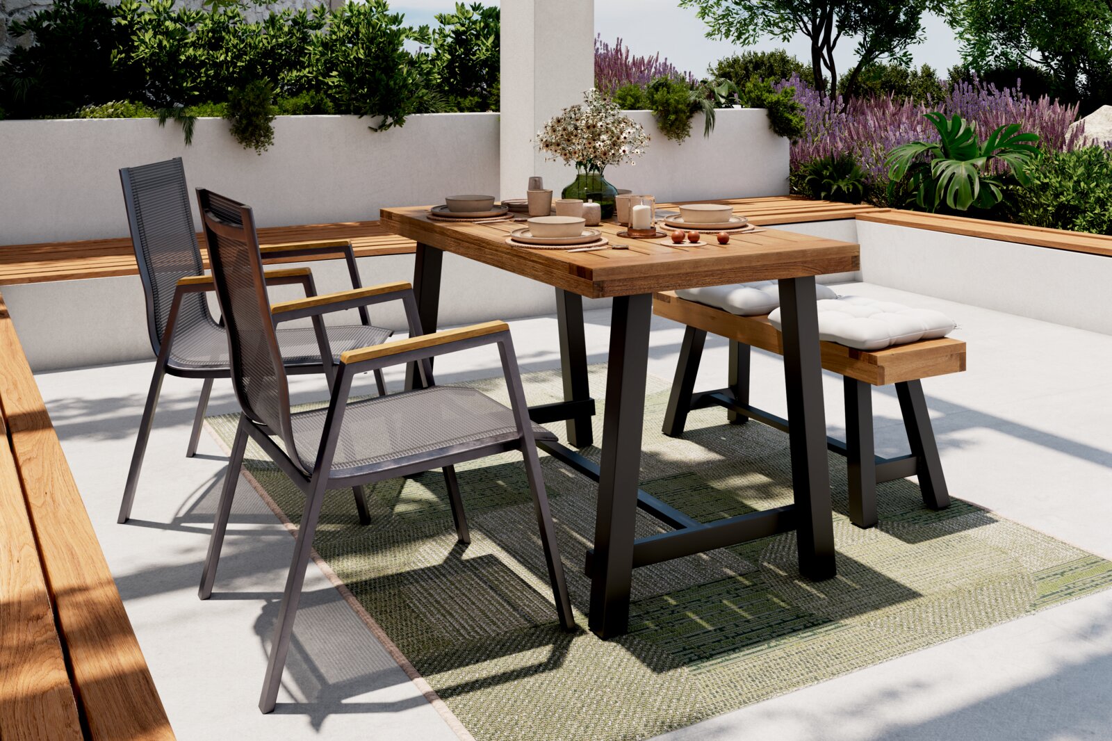Ambia Garden Gartentisch SPLITWORK Moderner Gartentisch mit Holzplatte und Metallbeinen, umgeben von stilvollen Stühlen und einer Bank, auf einer Terrasse mit grüner Bepflanzung, aus seitlicher Perspektive fotografiert.