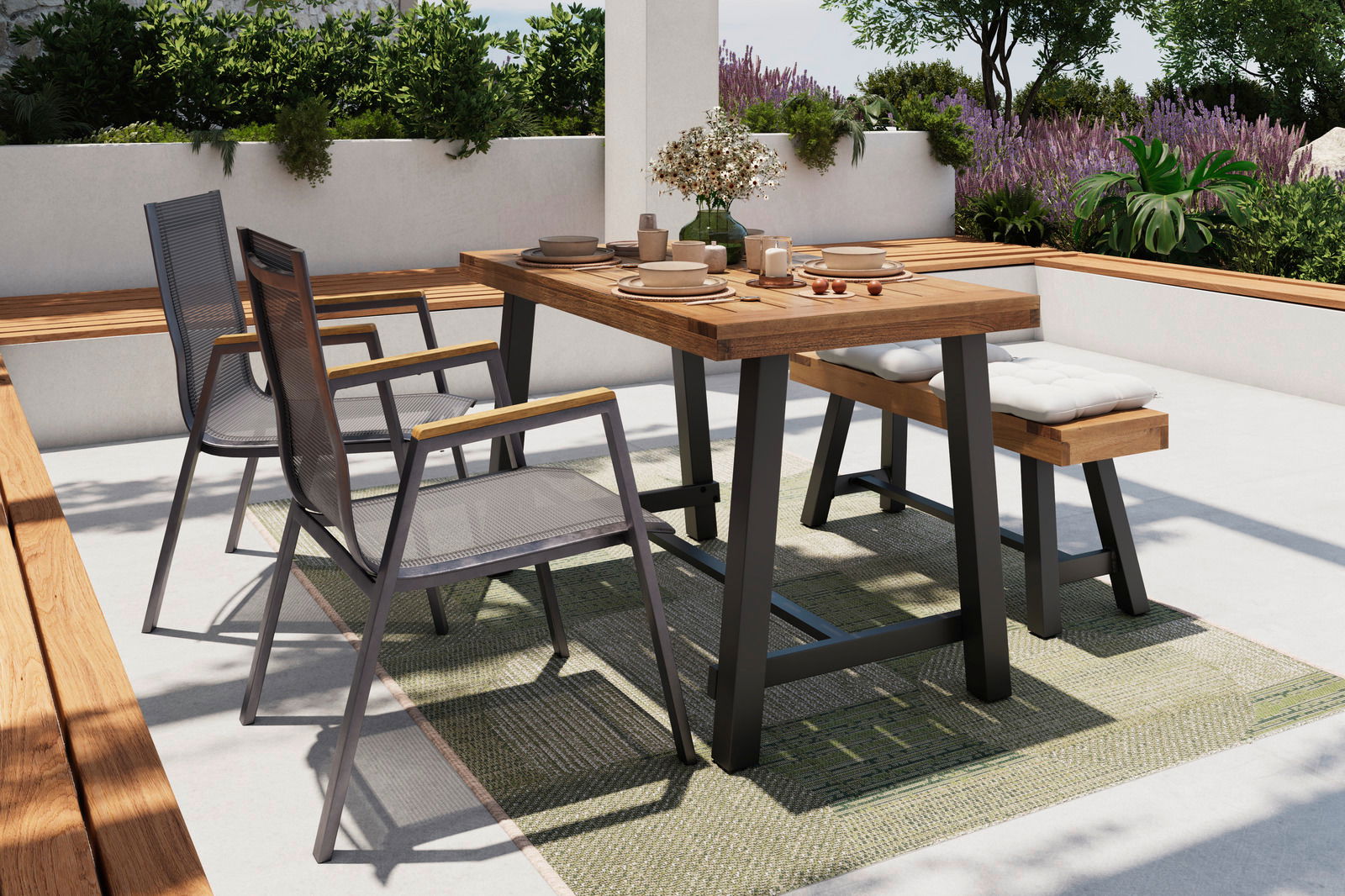 Moderner Gartentisch mit Holzplatte und Metallbeinen, umgeben von stilvollen Stühlen und einer Bank, auf einer Terrasse mit grüner Bepflanzung, aus seitlicher Perspektive fotografiert.
