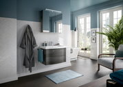 Moderne Waschtischlösung in einem stilvollen Badezimmer mit Wandspiegel und Waschbecken, seitliche Perspektive
