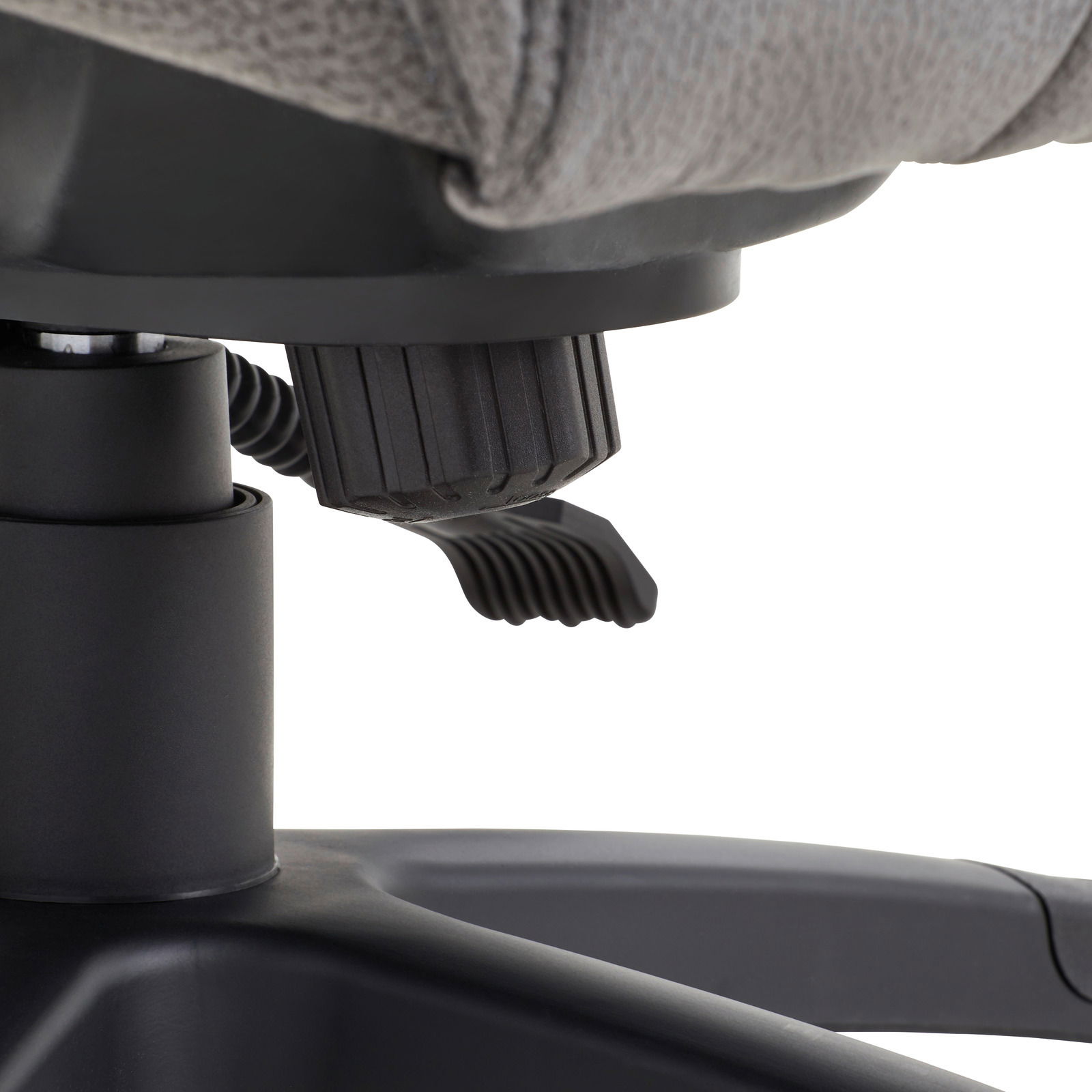 Nahaufnahme der Unterseite eines Chefsessels mit Fokus auf die Einstellmechanismen und Hebel.