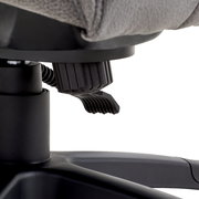 Nahaufnahme der Unterseite eines Chefsessels mit Fokus auf die Einstellmechanismen und Hebel.