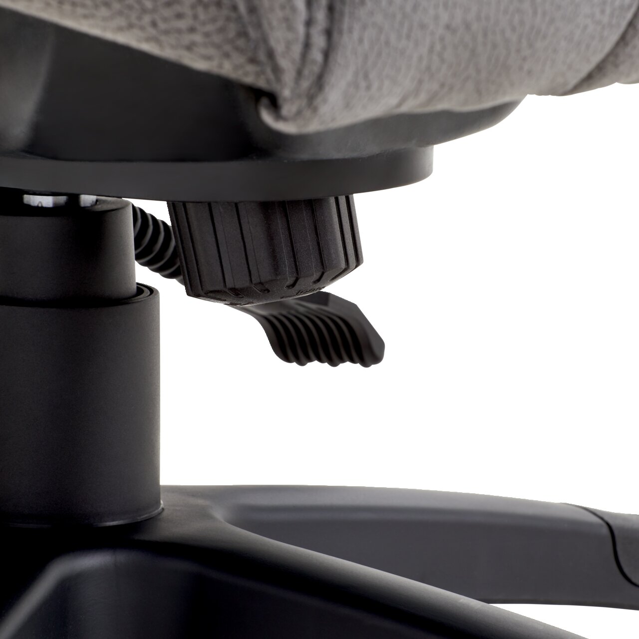 Nahaufnahme der Unterseite eines Chefsessels mit Fokus auf die Einstellmechanismen und Hebel.