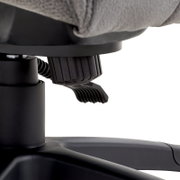 Nahaufnahme der Unterseite eines Chefsessels mit Fokus auf die Einstellmechanismen und Hebel.