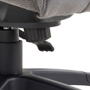 Nahaufnahme der Unterseite eines Chefsessels mit Fokus auf die Einstellmechanismen und Hebel.