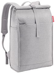 Grauer urbaner Rolltop-Rucksack mit seitlicher Perspektive, zeigt verstellbare Träger und eine Fronttasche.