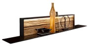 Moderne wandplank met een zwart schap en een verlicht houten paneel, versierd met glazen vazen, een schaal en een beeldje, gefotografeerd van voren in een licht zijdelings perspectief.
