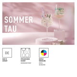 Zwei elegante Weingläser mit floralen Mustern, präsentiert auf weißen Podesten vor einem rosa Hintergrund, seitliche Perspektive.