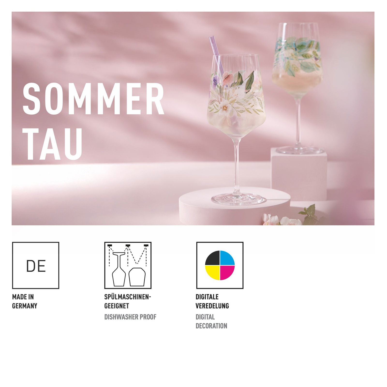 Zwei elegante Weingläser mit floralen Mustern, präsentiert auf weißen Podesten vor einem rosa Hintergrund, seitliche Perspektive.