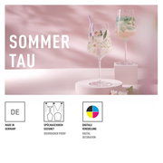 Zwei elegante Weingläser mit floralen Mustern, präsentiert auf weißen Podesten vor einem rosa Hintergrund, seitliche Perspektive.