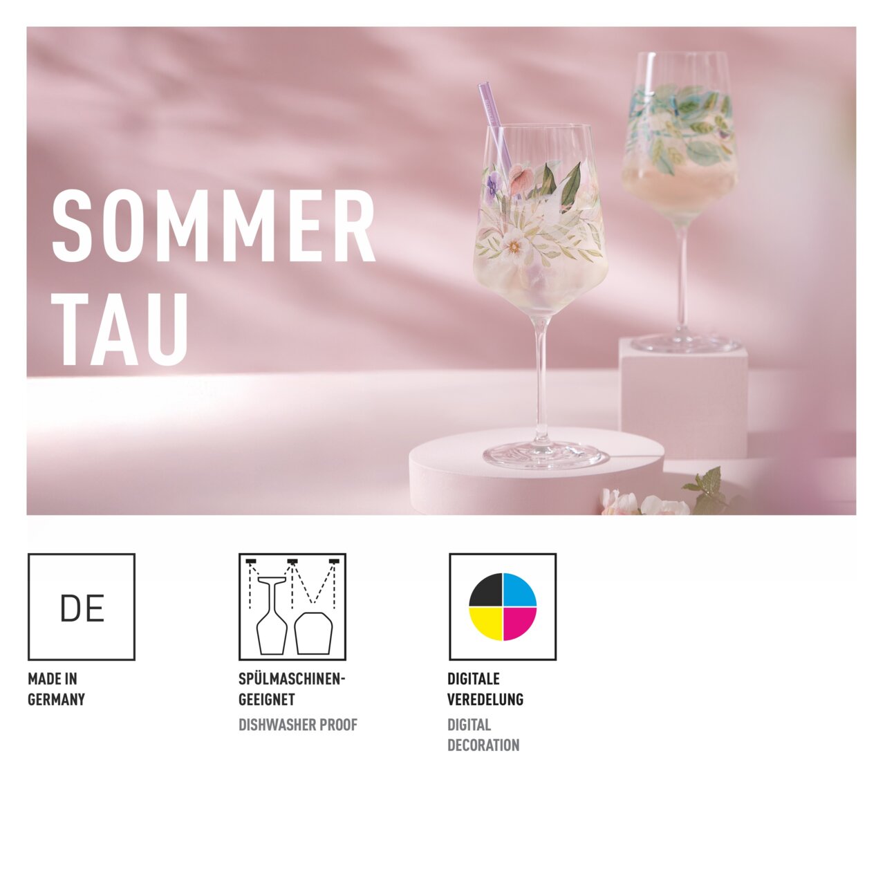 Twee elegante wijnglazen met bloemmotieven, gepresenteerd op witte voetstukken tegen een roze achtergrond, gezien vanuit een zijdelingse hoek.