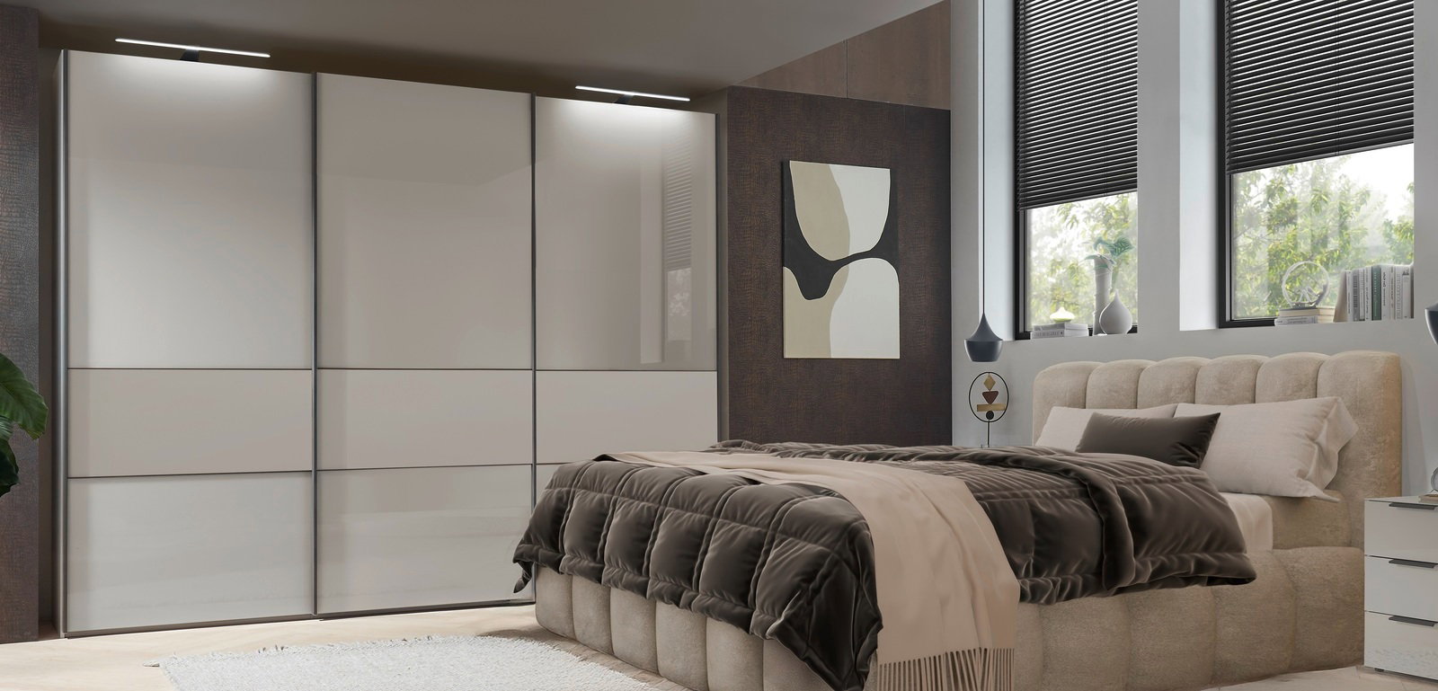 Moderner Schwebetürenschrank mit drei Türen in einem stilvollen Schlafzimmer, seitliche Perspektive.