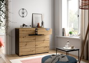 Moderne Kommode aus Holz mit Schubladen, seitliche Perspektive, dekoriert mit Büchern und Vasen, in einem hellen Raum mit Fenster.